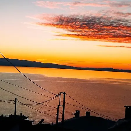 με θέα το ηλιοβασιλεμα 2 Afissos